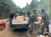 Semangat Satgas dan Warga Angkut Semen untuk Pengecoran Jalan Desa Talio