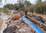 Semangat Tak Pernah Kendor, Satgas TMMD Pemasangan Bekisting