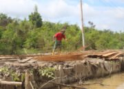 Satgas TMMD Terus Pasang Besi Coran Jalan Desa Talio