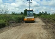 Satgas TMMD ke-124 Kodim 1012/Buntok Gunakan Alat Berat untuk Perkeras Jalan Penghubung Desa Talio