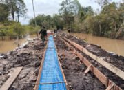 Satgas TMMD ke-124 Kodim 1012/Buntok Pasang Papan Begisting untuk Pengecoran Jalan di Desa Talio