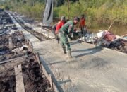 Satgas TMMD ke-124 Kodim 1012/Buntok Lakukan Pengecoran Jalan Penghubung di Desa Talio