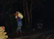 Demi Kejar Target, Satgas TMMD ke-124 Kodim 1012/Buntok Lembur Malam Gunakan Alat Berat di Desa Talio