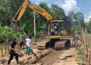 Semangat Tanpa Batas Warga Dan Satgas TMMD Kompak Pasang Cerucuk