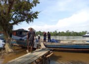 Satgas TMMD ke-124 Bongkar Material Semen dari Klotok di Desa Talio