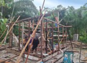 Pemasangan Rangka Kayu RTLH TMMD Kodim 1012/Buntok Dikebut Bersama Warga