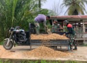 Satgas TMMD Kodim 1012/Buntok Manfaatkan Motor Roda Tiga untuk Pengangkutan Pasir