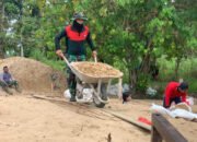 Satgas TMMD Kodim 1012/Buntok Manfaatkan Gerobak Dorong untuk Pengangkutan Pasir Jarak Dekat