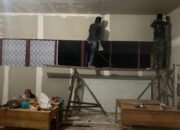 Barito Selatan – Perehaban ruang kelas 1 SDN 2 Karau Kuala, yang berlokasi di Desa Talio, Kecamatan Karau Kuala, Kabupaten Barito Selatan, terus dikerjakan oleh Satgas TMMD Kodim 1012/Buntok hingga larut malam. Saat ini, pekerjaan fokus pada tahap perapihan dinding untuk memastikan ruangan layak dan nyaman bagi siswa.  Keseriusan dan dedikasi anggota Satgas TMMD terlihat jelas dalam melanjutkan pengerjaan meski waktu sudah malam. Hal ini dilakukan agar proses perehaban dapat segera selesai dan ruang kelas bisa digunakan optimal oleh para siswa.  Perehaban sekolah ini merupakan bagian dari program TMMD Ke-124 yang bertujuan meningkatkan kualitas fasilitas pendidikan di daerah sasaran. Dengan perbaikan ini, diharapkan suasana belajar menjadi lebih kondusif dan mendukung prestasi anak-anak di sekolah tersebut.  Semangat kerja keras Satgas TMMD mendapatkan apresiasi dari masyarakat setempat yang berharap proses pembangunan dapat segera rampung dan memberikan manfaat jangka panjang.