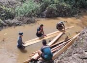 Satgas TMMD Kodim 1012/Buntok Manfaatkan Kayu Mengapung untuk Mempermudah Pengangkutan Melalui Sungai