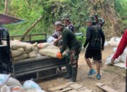 Anggota satgas TMMD Langsir Material Semen Bersama-sama