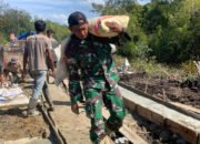 Semangat Satgas dan Warga Angkut Semen untuk Pengecoran Jalan di Desa Talio