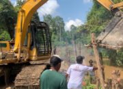 Semangat Tak Surut, Satgas TMMD dan Warga Terus Pasang Cerucuk Jalan di Talio