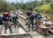 Gerobak Dorong Jadi Andalan Satgas TMMD untuk Pembangunan Jalan di Desa Talio