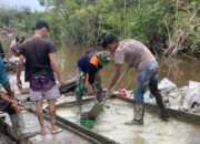 Satgas TMMD Bersama Warga gencar Lakukan Pengecoran Jalan Di Desa talio