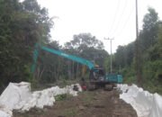 Alat Berat Terus Digenjot Kebut Pembangunan Jalan di Desa Talio