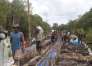 Bersama Warga, Satgas TMMD Pikul Material Demi Wujudkan Pembangunan di Pelosok Negeri