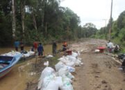 Satgas TMMD Angkut Material Gunakan Perahu Klotok Demi Lancarkan Pembangunan di Daerah Terpencil