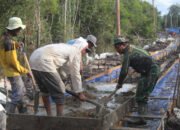 Semangat Gotong Royong Warga dan Satgas TMMD Aduk Material di Desa Talio