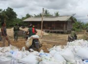 Perahu Kecil dan Motor Roda Dua Jadi Andalan Angkut Material TMMD di Desa Talio