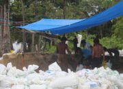 Satgas TMMD dan Warga Bungkus Material Sirtu dalam Karung Beras, Kreatif Atasi Keterbatasan