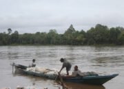 Warga Gunakan Perahu Kecil Angkut Material Jalan di Lokasi TMMD Desa Talio