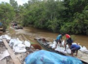 Satgas TMMD dan Warga Kompak Bongkar Muatan Material Cor Jalan di Desa Talio