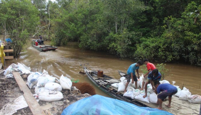 Satgas TMMD dan Warga Kompak Bongkar Muatan Material Cor Jalan di Desa Talio