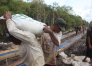 Warga Desa Talio Pikul Material, Bantu Satgas TMMD Bangun Jalan Desa