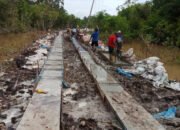 Warga Antusias Gotong Royong Bersama Satgas TMMD di Tahap Akhir Pengecoran Jalan