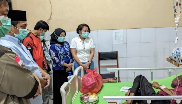 Sakit dan Tinggal Sendiri, Wabup Barsel Jenguk serta Berikan Tali Asih Sebesar Rp20 Juta