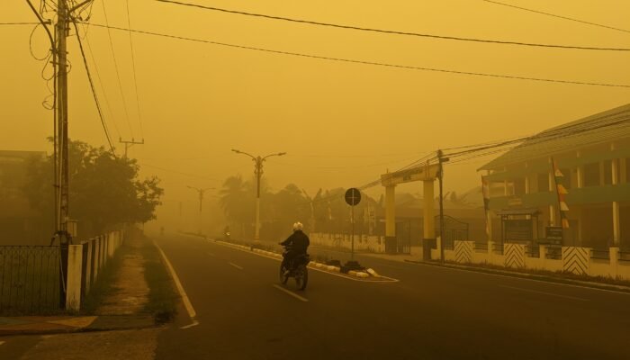 Titik Panas Karhutla di Barsel Sempat Tembus 700, Langit Buntok Berwarna Oranye