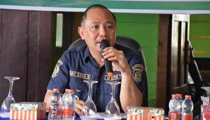 Pemkab Barsel Salurkan Bantuan Pangan dan Paket Bergizi di Dusun Hilir
