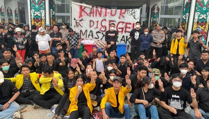 Kecewa Penanganan Karhutla, Kantor Gubernur Kalteng Disegel Ratusan Massa Aksi