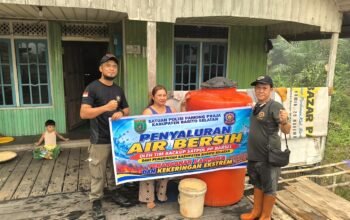 Peduli Warga Terdampak Kekeringan, Satpol PP Barsel Distribusikan Air Bersih