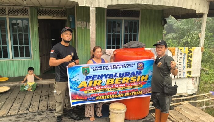 Peduli Warga Terdampak Kekeringan, Satpol PP Barsel Distribusikan Air Bersih